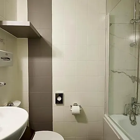 מלון Logis Jardin De Villiers 3*