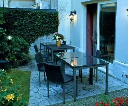 Hotel Logis Jardin De Villiers Paris